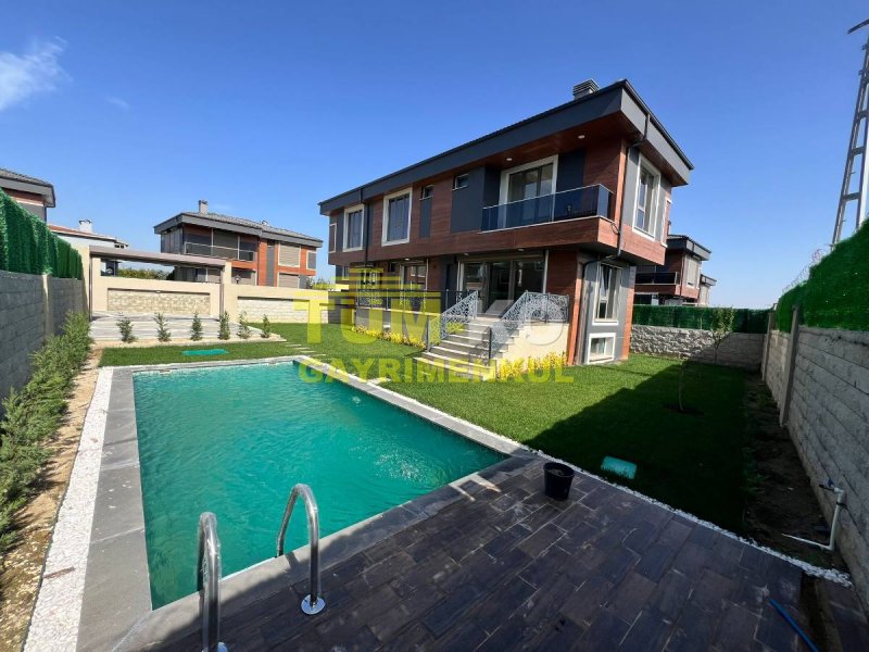 Silivri Kavaklı'da site içerisinde müstakil havuzlu villa