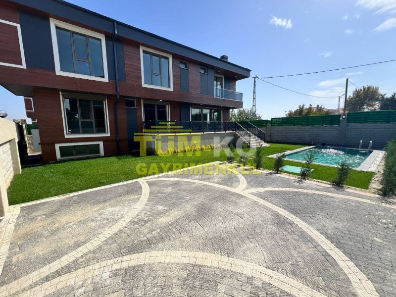 Silivri Kavaklı'da site içerisinde müstakil havuzlu villa