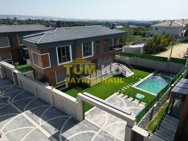 Silivri Kavaklı'da site içerisinde müstakil havuzlu villa