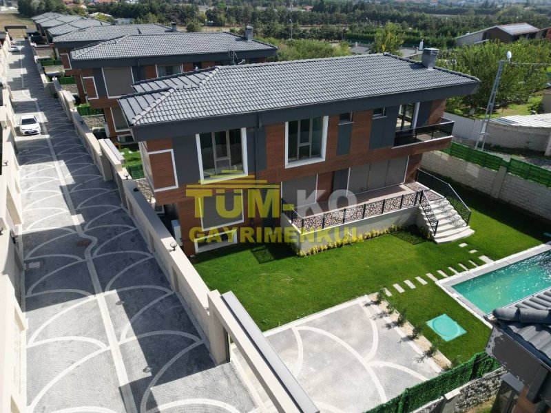 Silivri Kavaklı'da site içerisinde müstakil havuzlu villa