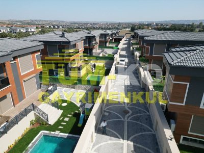 Silivri Kavaklı'da site içerisinde müstakil havuzlu villa