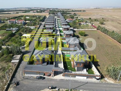 Silivri Kavaklı'da site içerisinde müstakil havuzlu villa