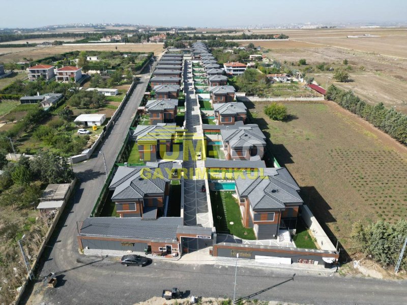 Silivri Kavaklı'da site içerisinde müstakil havuzlu villa