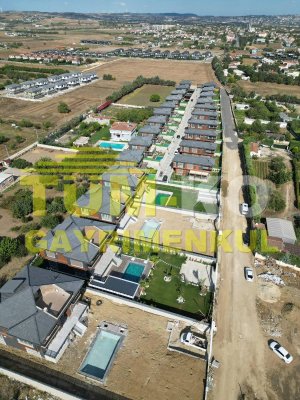 Silivri Kavaklı'da site içerisinde müstakil havuzlu villa