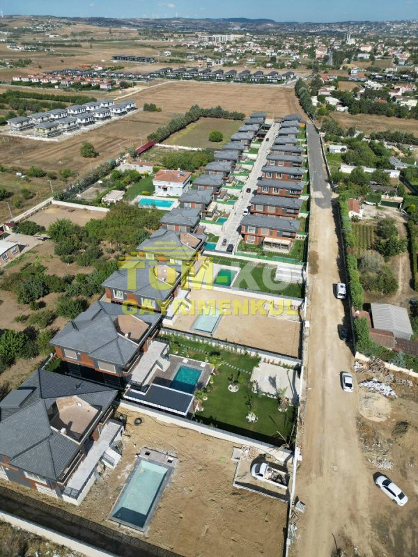 Silivri Kavaklı'da site içerisinde müstakil havuzlu villa