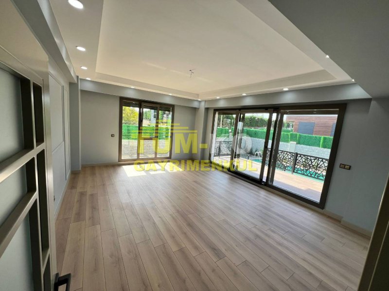 Silivri Kavaklı'da site içerisinde müstakil havuzlu villa