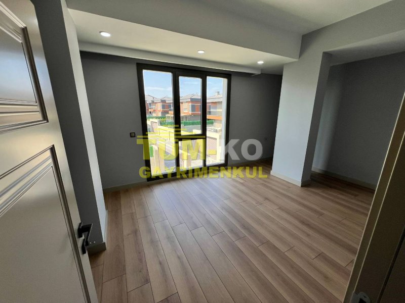 Silivri Kavaklı'da site içerisinde müstakil havuzlu villa