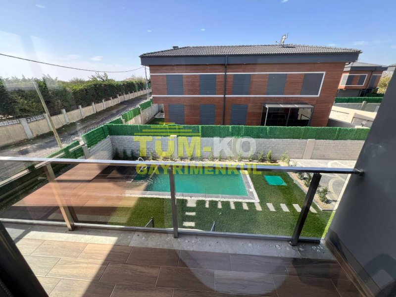 Silivri Kavaklı'da site içerisinde müstakil havuzlu villa