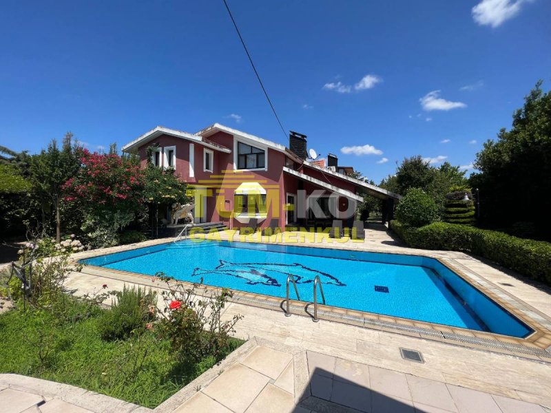 Silivri Kavaklı merkezde 3000m2 arsa içerisinde satılık villa