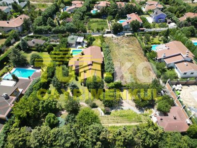 Silivri Kavaklı merkezde 3000m2 arsa içerisinde satılık villa