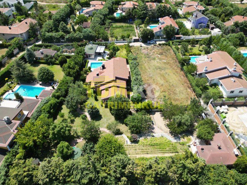 Silivri Kavaklı merkezde 3000m2 arsa içerisinde satılık villa
