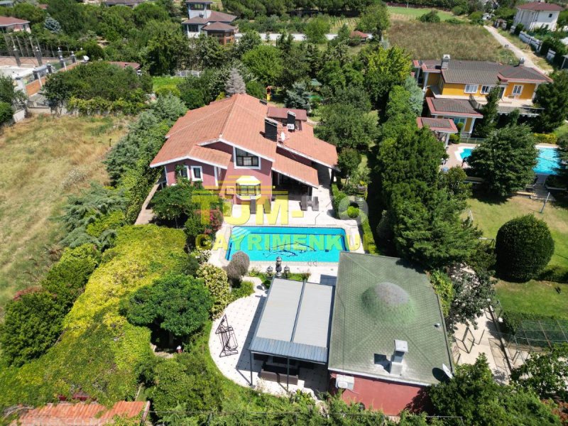 Silivri Kavaklı merkezde 3000m2 arsa içerisinde satılık villa