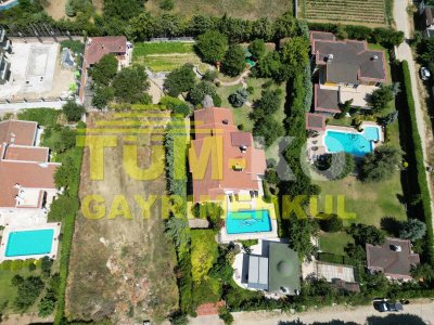 Silivri Kavaklı merkezde 3000m2 arsa içerisinde satılık villa