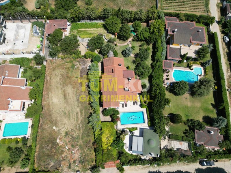 Silivri Kavaklı merkezde 3000m2 arsa içerisinde satılık villa