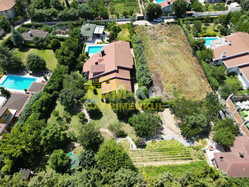Silivri Kavaklı merkezde 3000m2 arsa içerisinde satılık villa