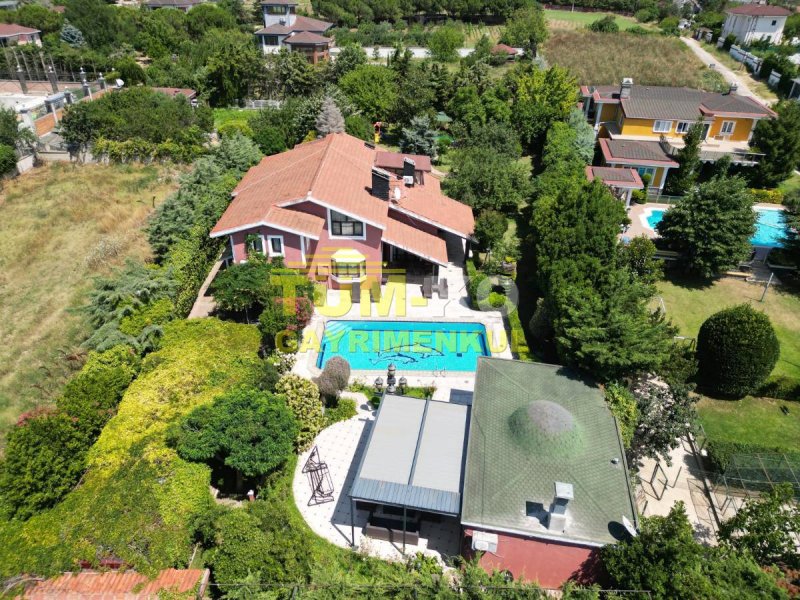Silivri Kavaklı merkezde 3000m2 arsa içerisinde satılık villa