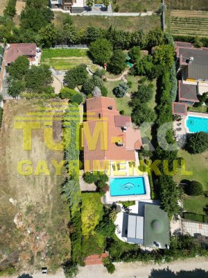 Silivri Kavaklı merkezde 3000m2 arsa içerisinde satılık villa