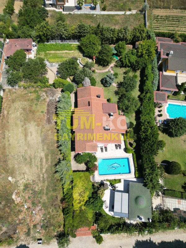 Silivri Kavaklı merkezde 3000m2 arsa içerisinde satılık villa