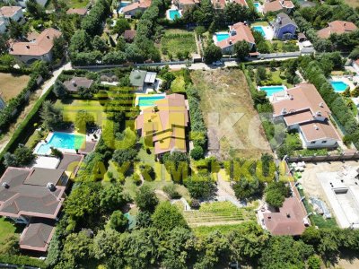 Silivri Kavaklı merkezde 3000m2 arsa içerisinde satılık villa