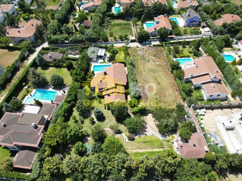 Silivri Kavaklı merkezde 3000m2 arsa içerisinde satılık villa