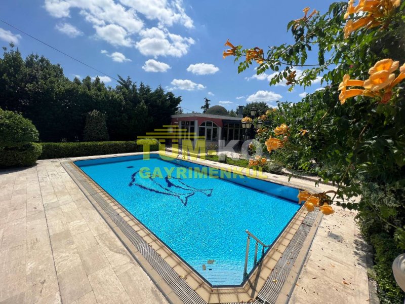 Silivri Kavaklı merkezde 3000m2 arsa içerisinde satılık villa