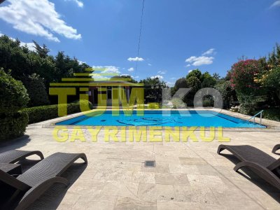 Silivri Kavaklı merkezde 3000m2 arsa içerisinde satılık villa