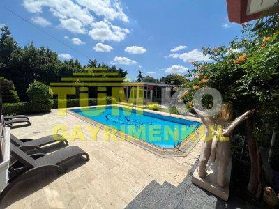 Silivri Kavaklı merkezde 3000m2 arsa içerisinde satılık villa