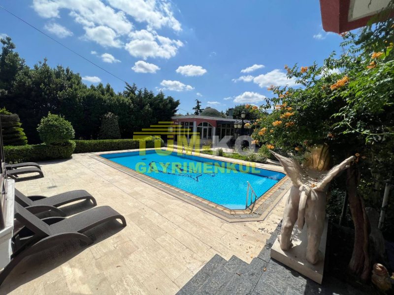 Silivri Kavaklı merkezde 3000m2 arsa içerisinde satılık villa