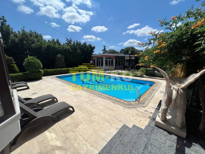 Silivri Kavaklı merkezde 3000m2 arsa içerisinde satılık villa