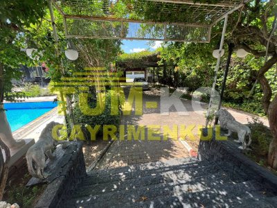Silivri Kavaklı merkezde 3000m2 arsa içerisinde satılık villa