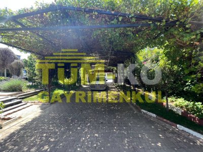Silivri Kavaklı merkezde 3000m2 arsa içerisinde satılık villa