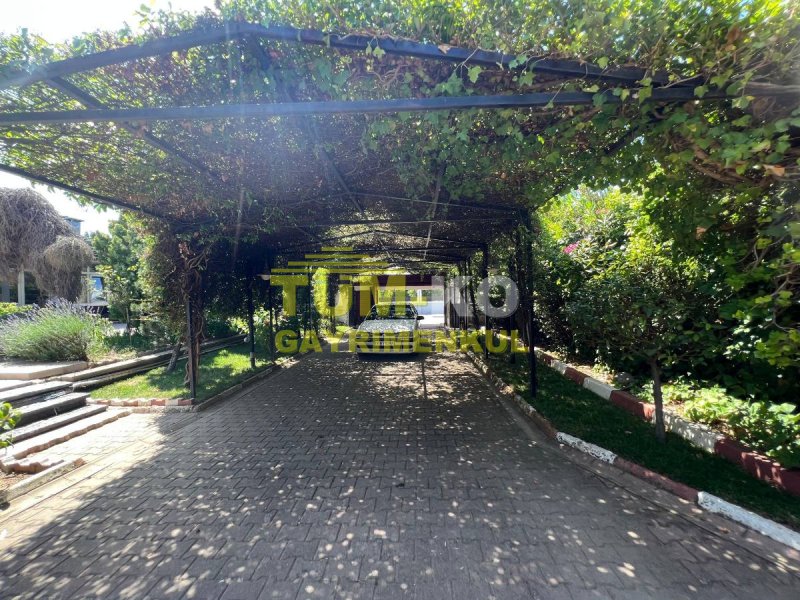 Silivri Kavaklı merkezde 3000m2 arsa içerisinde satılık villa