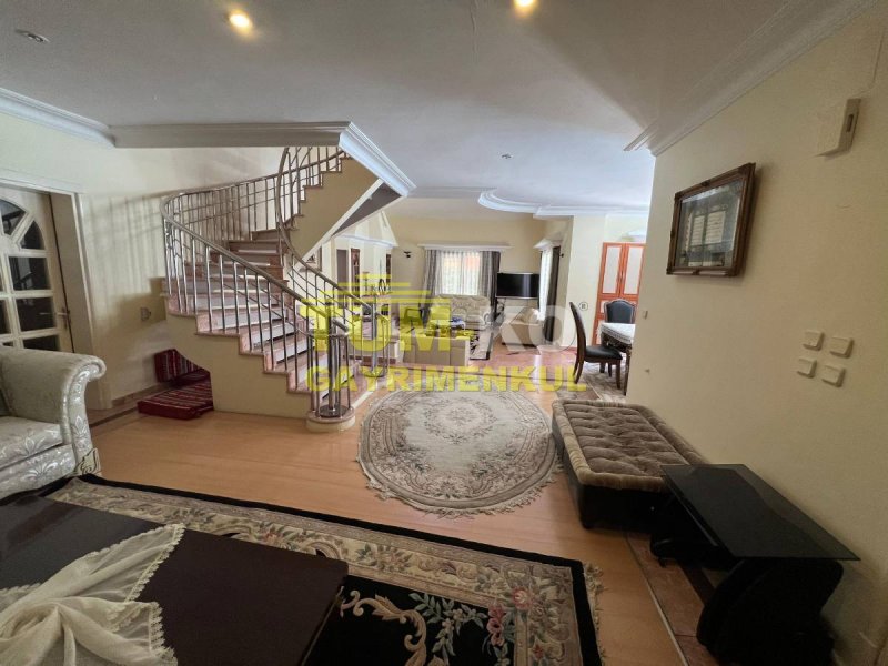 Silivri Kavaklı merkezde 3000m2 arsa içerisinde satılık villa
