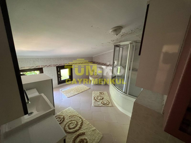 Silivri Kavaklı merkezde 3000m2 arsa içerisinde satılık villa