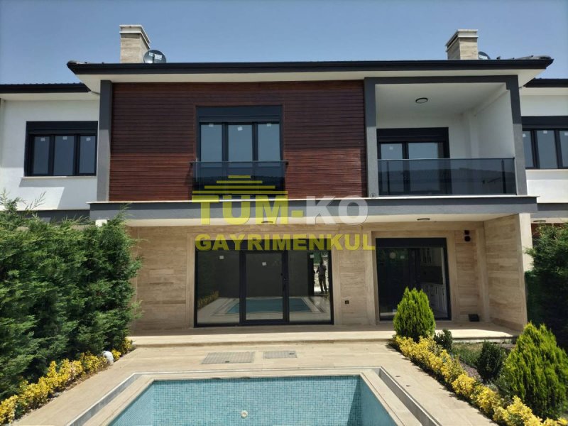 Silivri Selimpaşa Mah. Butik Sitede Satılık Havuzlu Villa