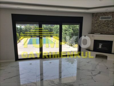 Silivri Selimpaşa Mah. Butik Sitede Satılık Havuzlu Villa