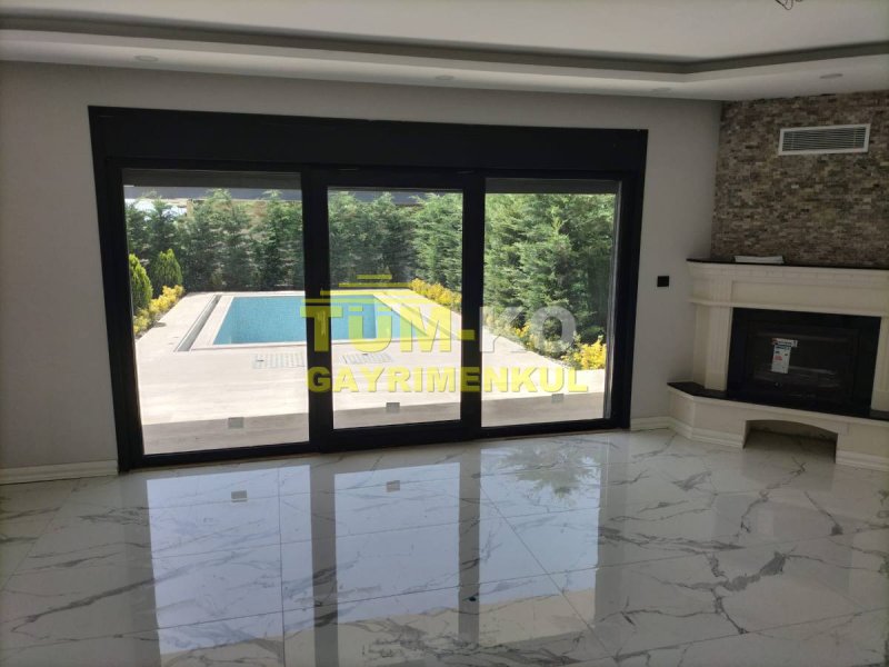 Silivri Selimpaşa Mah. Butik Sitede Satılık Havuzlu Villa