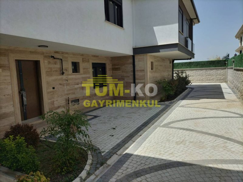 Silivri Selimpaşa Mah. Butik Sitede Satılık Havuzlu Villa