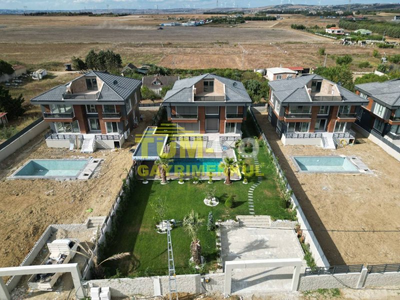 Silivri Kavaklı'da 1000m2 Arsalı Müstakil villa