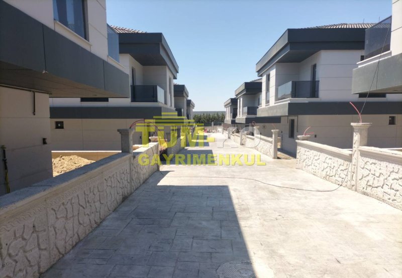 Silivri Selimpaşa'da Satılık Müstakil Havuzlu Sıfır Villa