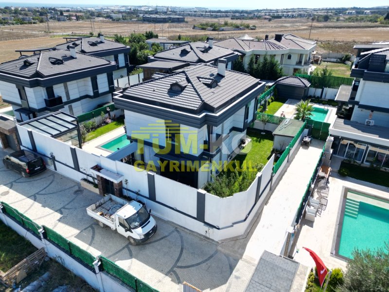 Silivri Kavaklı'da Satılık Havuzlu Lüks Villa