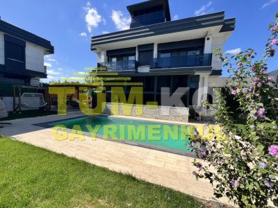 Silivri Kavaklı'da Satılık Havuzlu Lüks Villa