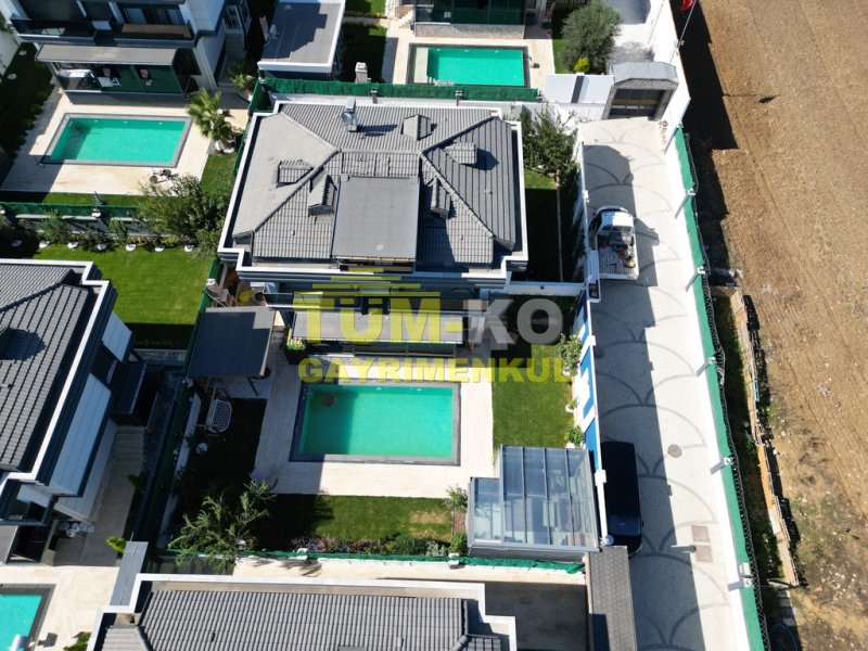 Silivri Kavaklı'da Satılık Havuzlu Lüks Villa