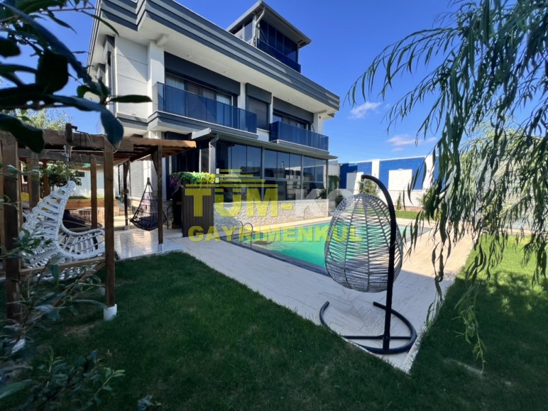 Silivri Kavaklı'da Satılık Havuzlu Lüks Villa