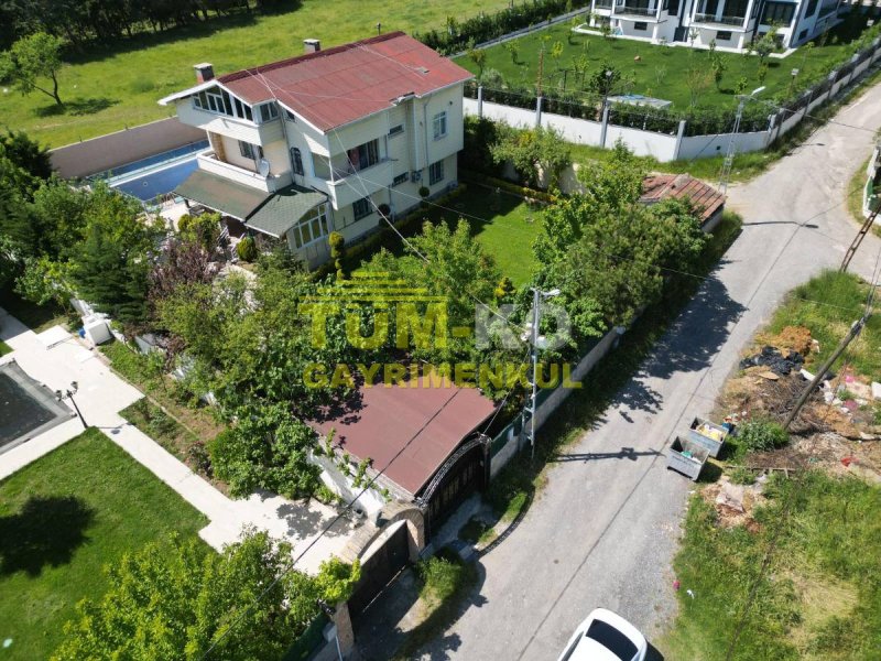 Silivri Kavaklı merkezde 1000m2 arsa içerisinde müstakil villa