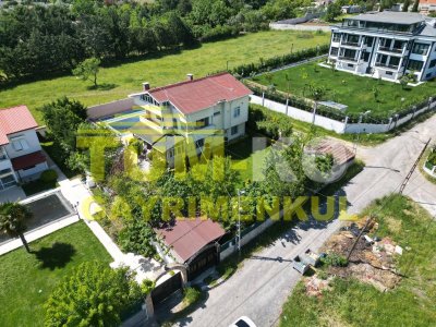 Silivri Kavaklı merkezde 1000m2 arsa içerisinde müstakil villa