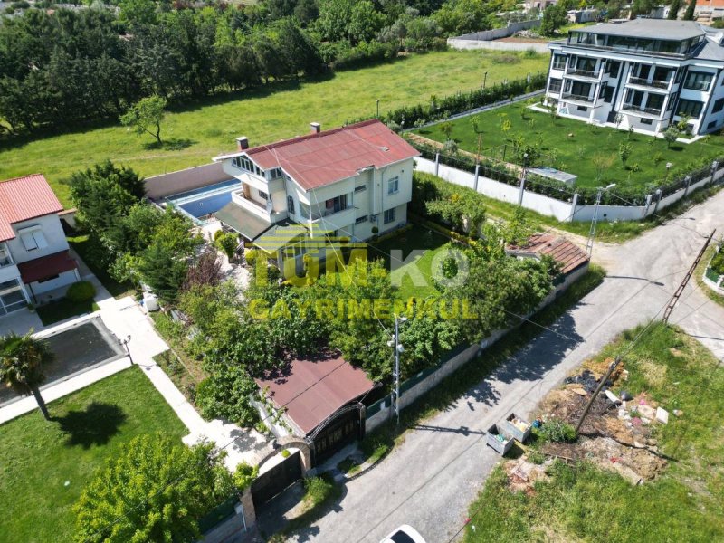 Silivri Kavaklı merkezde 1000m2 arsa içerisinde müstakil villa