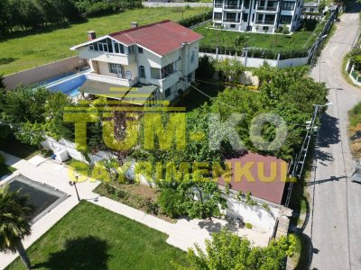 Silivri Kavaklı merkezde 1000m2 arsa içerisinde müstakil villa