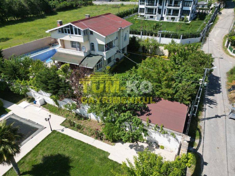 Silivri Kavaklı merkezde 1000m2 arsa içerisinde müstakil villa