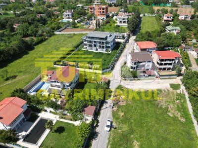 Silivri Kavaklı merkezde 1000m2 arsa içerisinde müstakil villa